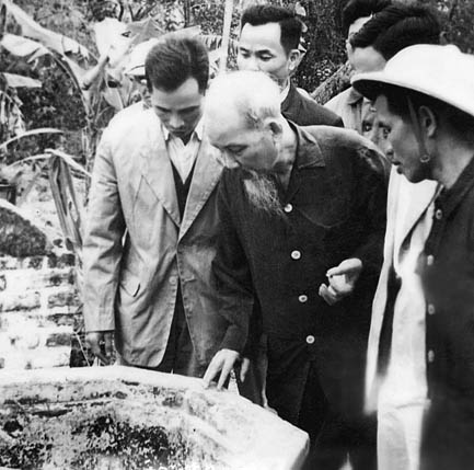 Ngày 15/2/1965, Bác Hồ về thăm đồng bào xã Nam Chính, huyện Nam Sách, tỉnh Hải Dương và nói chuyện về công tác vệ sinh phòng bệnh. (Ảnh tư liệu)