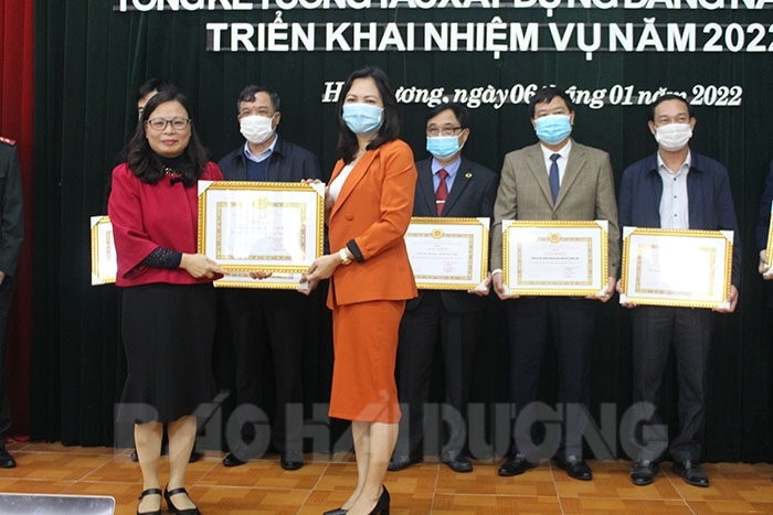 Đồng chí Nguyễn Thúy Hà, Bí thư Đảng ủy khối các cơ quan tỉnh (bên trái ảnh) trao giấy khen cho các tập thể hoàn thành xuất sắc nhiệm vụ năm 2021