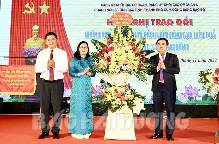 Đồng chí Trần Đức Thắng, Ủy viên Trung ương Đảng, Bí thư Tỉnh ủy Hải Dương tặng hoa chúc mừng hội nghị