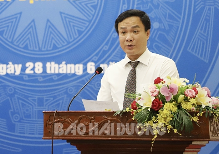 Đồng chí Chủ tịch UBND tỉnh Triệu Thế Hùng phát biểu tại hội nghị